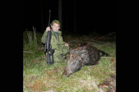 Oliver Engeli poserer stolt med pappa Oscars fine matgris. Selvfølgelig hadde den ivrige jegeren med seg eget luftgevær. Villsvinjakt i Sverige