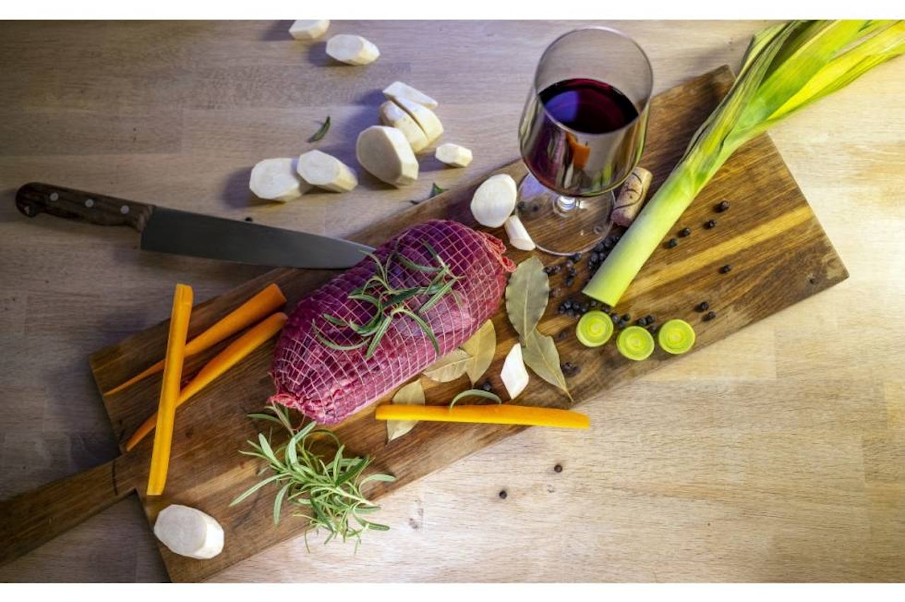 Usikker på hvordan du velger en vin som gjør viltmiddagen enda bedre? Druer som Syrah og Pinot Noir kler magert kjøtt. Et glass kokkevin hører også med. (Foto: Alexander Schindler) viltkjøtt steik stek
