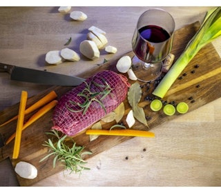 Usikker på hvordan du velger en vin som gjør viltmiddagen enda bedre? Druer som Syrah og Pinot Noir kler magert kjøtt. Et glass kokkevin hører også med. (Foto: Alexander Schindler) viltkjøtt steik stek