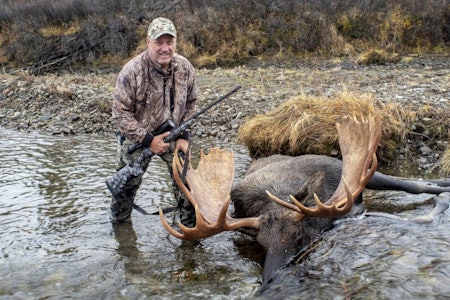 Rush av adrenalin: Både Scott og jeg er i ekstase etter å ha lokket inn elgbeistet. Men så var det å gjøre slaktejobben i elva, da… Rush av adrenalin: Både Scott og jeg er i ekstase etter å ha lokket inn elgbeistet. Men så var det å gjøre slaktejobben i elva, da…