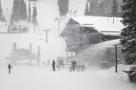 VEIEN STENGER, HEISEN GÅR: Veien opp Little Cottonwood Canyon er skredutsatt. Dermed hender det på uværsdager at man kan snø inn i Alta, Utah. VEIEN STENGER, HEISEN GÅR: Veien opp Little Cottonwood Canyon er skredutsatt. Dermed hender det på uværsdager at man kan snø inn i Alta, Utah.