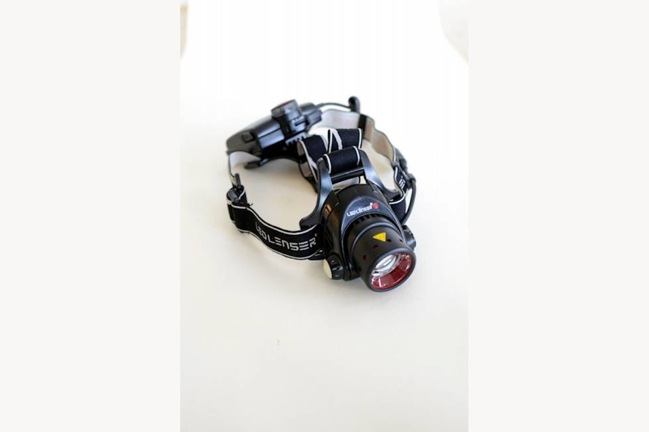 Vi tester Led Lenser H14R.2, som er fornyet med mer lumen og et rødt markeringslys bak på batteripakken. Led Lenser H14R.2 hodelykt