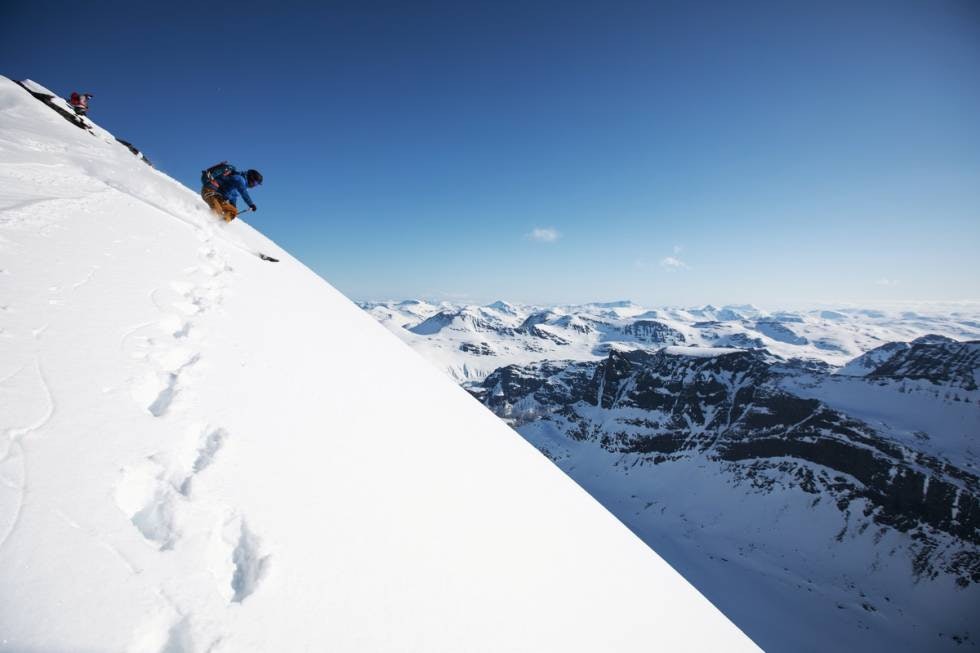 FRA TOPPEN: Trygve Sande setter de første svingene like under toppen. Steffen Fjelldal står på toppen i bakgrunnen og konstaterer at skiføret er perfekt.