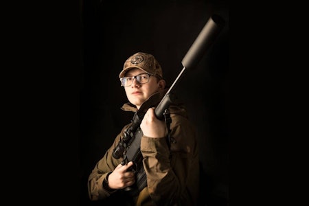 KLAR FOR JAKT: Håkon Holsen er 14 år, har tatt jegerprøven og begynt opplæringsjakt på småvilt. Den unge jegeren er definitivt klar for å nedlegge sitt første bytte. KLAR FOR JAKT: Håkon Holsen er 14 år, har tatt jegerprøven og begynt opplæringsjakt på småvilt. Den unge jegeren er definitivt klar for å nedlegge sitt første bytte.