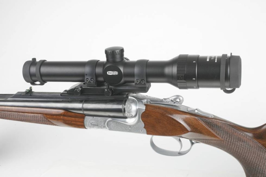 KIKKERT: Her er Sabattien utstyrt med en meget egnet kikkertløsning. En Meostar R2 1-6x24 RD festet med en Mak hurtigmontasje. Kikkertsikte monert på Sabatti Classic dobbel rifle