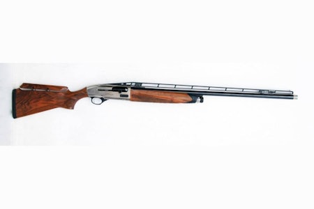 SUPERRASK: Supersporteren har 36 prosent raskere funksjon enn noen annen Beretta. Halvautomat hagla Beretta A400 Xcel Multi Target på hvit bakgrunn sett fra siden