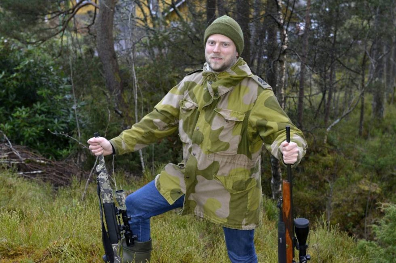 NYTT VÅPEN: Thomas Eriksen vurderer en rifle nummer to i kaliber .308.