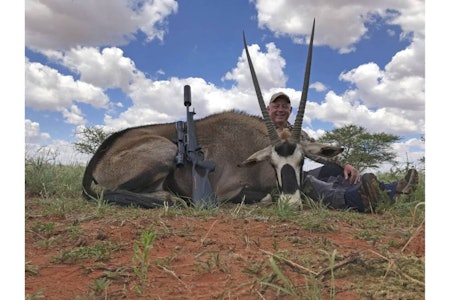 Fra meg til deg: Tore ser ut til å være relativt fornøyd med sin egen bursdagsgave fra seg selv og kona! Safarijakt i Afrika, jaktreise Afrika