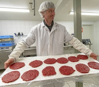 Askvolls Burger King: Kjell Kristian lager så gode hjorteburgere at Hjortesenteret blir utsolgt etterhvert som de produserer. Askvolls Burger King: Kjell Kristian lager så gode hjorteburgere at Hjortesenteret blir utsolgt etterhvert som de produserer.