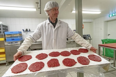 Askvolls Burger King: Kjell Kristian lager så gode hjorteburgere at Hjortesenteret blir utsolgt etterhvert som de produserer. Askvolls Burger King: Kjell Kristian lager så gode hjorteburgere at Hjortesenteret blir utsolgt etterhvert som de produserer.