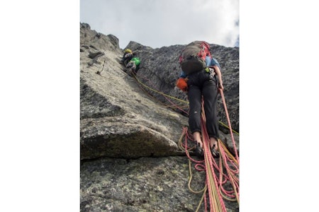Taukludder: Det drar seg til på Stetind under forbiklatring på en trang passasje. Foto: Leiv Aspelund Taukludder: Det drar seg til på Stetind under forbiklatring på en trang passasje. Foto: Leiv Aspelund