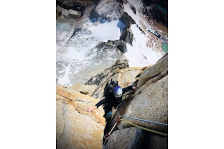 OPP: Kjersti Gausvik følger på en av de siste taulengdene på Amy-Vidailhet på Aguja Guillamet. OPP: Kjersti Gausvik følger på en av de siste taulengdene på Amy-Vidailhet på Aguja Guillamet.