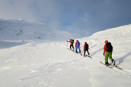 FOR VIDEREKOMNE: Sørsiden fra toppen av Hestebottfjellet er et brattere alternativ som kan være fint på de riktige dagene. Her går en gruppe opp den alternative normalveien som gir oversikt til å planlegge evnetuell nedkjøring av sørsiden. Topptur Hemsedal