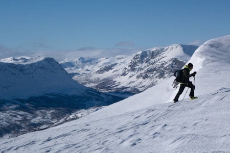 BAKSIDEN: Jørgen Aamot på vei opp mot Gråkamben, med Skogshorn og Hydalen i bakgrunnen. Hemsedal toppturer