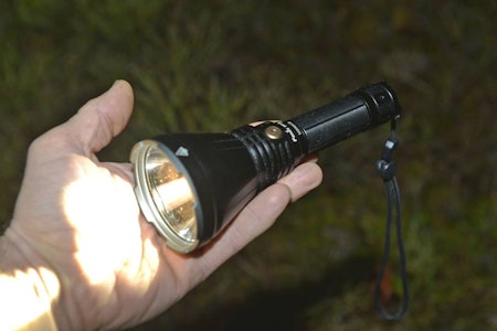 KRAFTPLUGG: Denne lille tassen er i særdeles bærbart format, men Fenix HT18 lyser nesten en kilometer.  Fenix HT18 søkelykt ettersøkslys ettersøkslykt