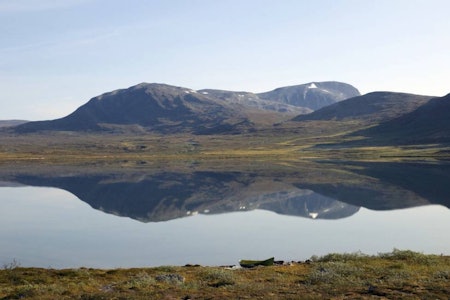 Stille sjø: Drugshøa hviler stilt i speilblanke Lersjøen. I dag må det da vel være mulig å finne villrein?