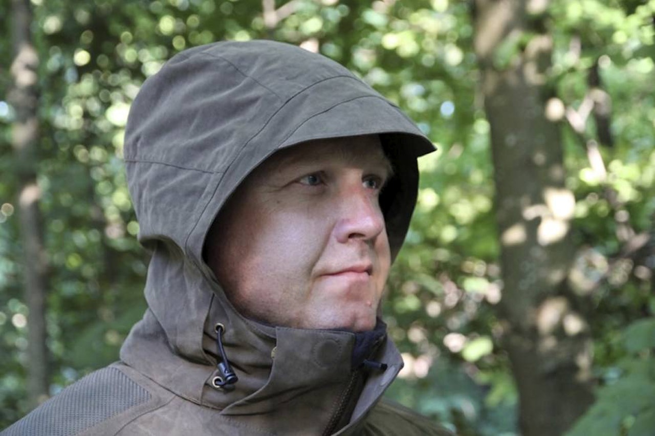 Avtakbar: Med avtakbar hette kan du selv velge, enten det er etter dagsbehov eller etter mer generelt bruksmønster. Mann ikledd Chevalier Highland CLT Jacket til jakt