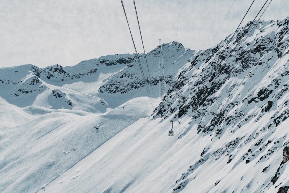 Lange drag i en gondol som gynger og gir deg sug i magen i Andermatt. Foto: Joel Burger & Sven Piek for Radisson Blu Hotel Reussen Lange drag i en gondol som gynger og gir deg sug i magen i Andermatt. Foto: Joel Burger & Sven Piek for Radisson Blu Hotel Reussen