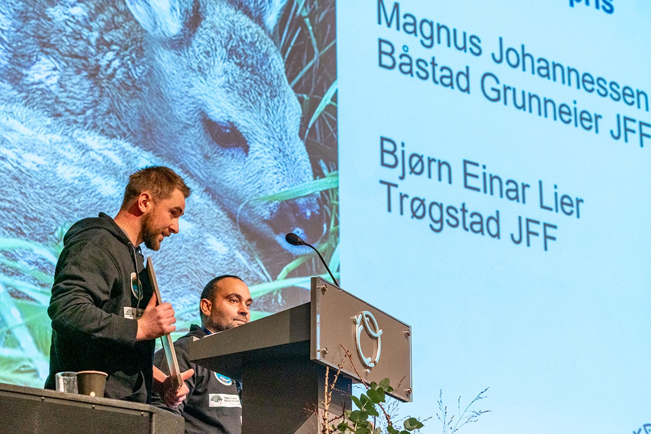 Innsatsen til rådyr-redderne Magnus Johannessen (t.v, Båstad Grunneier JFF) og Bjørn Einar Lier (Trøgstad JFF) fikk viltstellprisen 2021 på NJFFs landsmøte. Magnus Johannessen (Båstad Grunneier JFF) Bjørn Einar Lier (Trøgstad JFF) rådyr slått viltstell