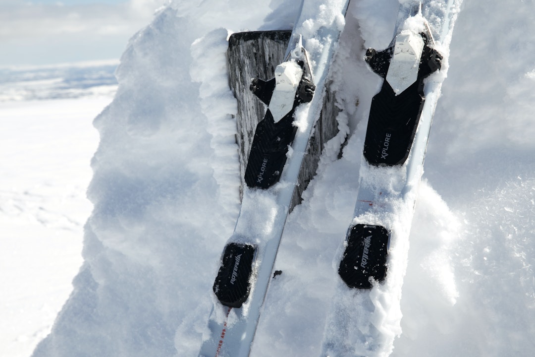 LUGGESNØ: Vi hadde kladder over og under skiene, men det bygde seg ikke opp snø under støvelen på denne turen til Prestholtskarvet. Foto: HP Hval