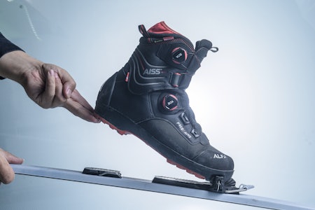 Ingen motstand: Du kan løfte hælen cirka så langt som på bildet før du møter motstand. Ingen motstand: Du kan løfte hælen cirka så langt som på bildet før du møter motstand.