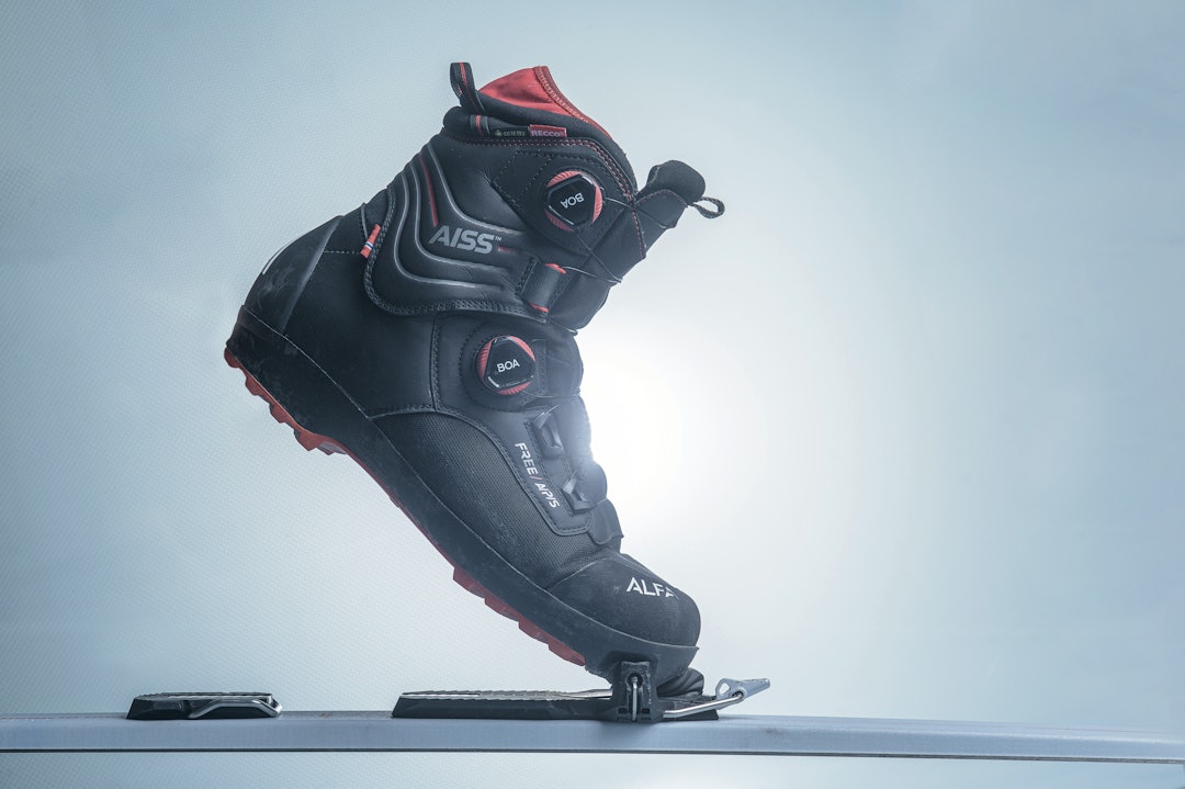 KRØLL: Ser du hvordan oversiden av skoen folder seg foran snøringen? Det kan skape press mot foten. Legg også merke til at tåballen ikke har kontakt med skiene.
