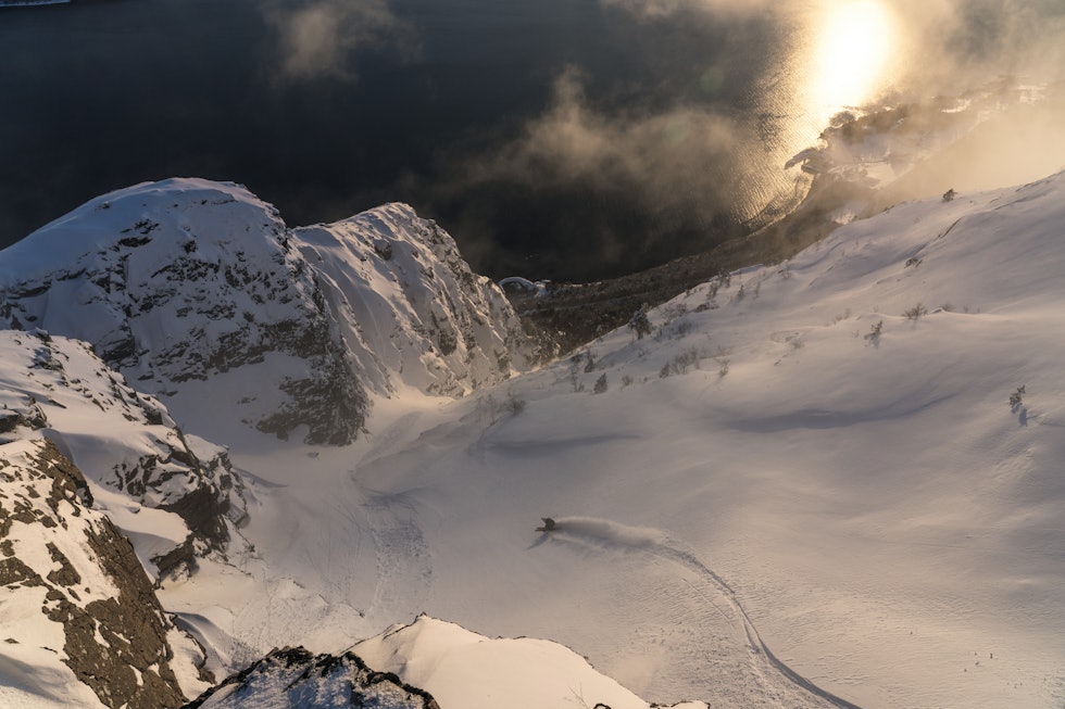 Periodisk overvaking. Skal du køyre på ski frå Opstadhornet, bør du gjere det før det er for seint. 20 millionar kubikkmeter fjell er i rørsle, og ein dag vil fjellet forsvinne i havet. Asbjørn Eggebø Næss avslutter dagen frå nabofjellet Heggdalshornet. Periodisk overvaking. Skal du køyre på ski frå Opstadhornet, bør du gjere det før det er for seint. 20 millionar kubikkmeter fjell er i rørsle, og ein dag vil fjellet forsvinne i havet. Asbjørn Eggebø Næss avslutter dagen frå nabofjellet Heggdalshornet.