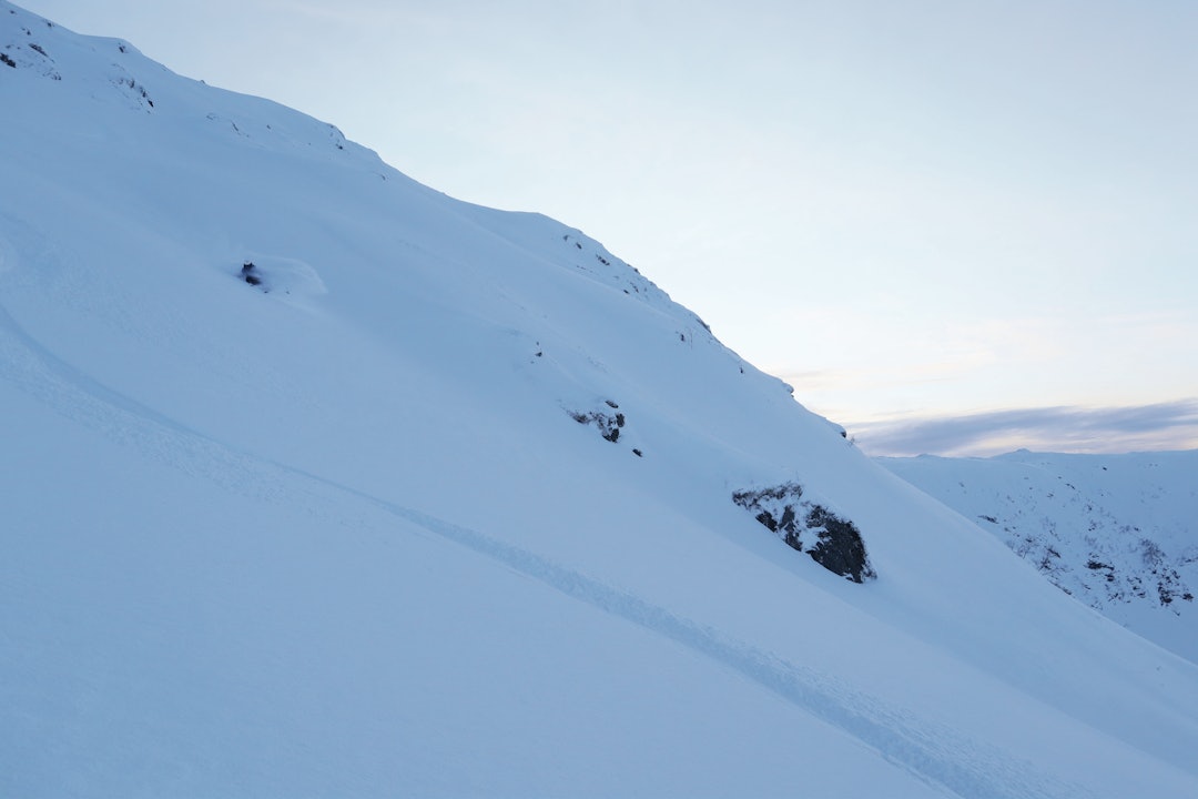 Mørkt og dypt: Henning Skjetne på vei ned i god snø. En herlig kveld på den andre siden, ned mot Brøkbotn. Foto: Sondre Folkedal