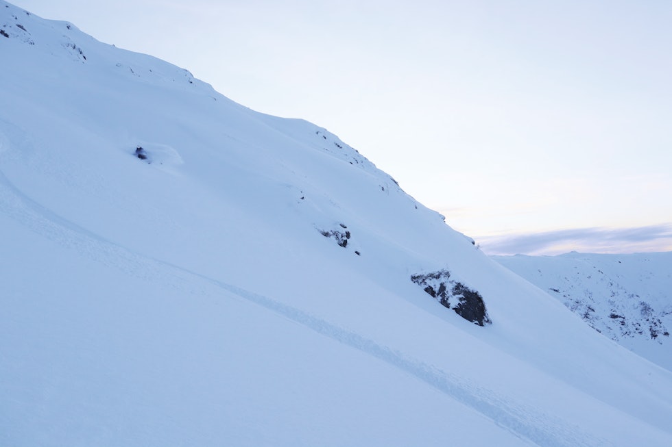 Mørkt og dypt: Henning Skjetne på vei ned i god snø. En herlig kveld på den andre siden, ned mot Brøkbotn. Foto: Sondre Folkedal Mørkt og dypt: Henning Skjetne på vei ned i god snø. En herlig kveld på den andre siden, ned mot Brøkbotn. Foto: Sondre Folkedal