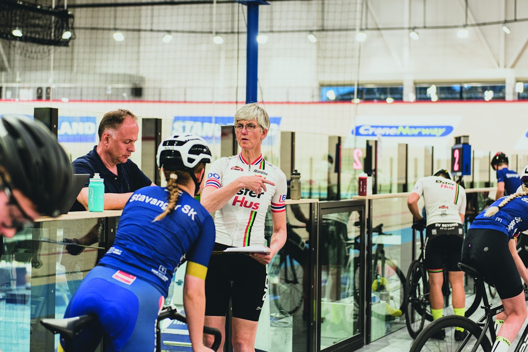 ERFARNE: Sammen med May Britt Våland holder Stein Ørn kontroll på treningen til de unge syklistene på velodromen. Foto: Henrik Alpers