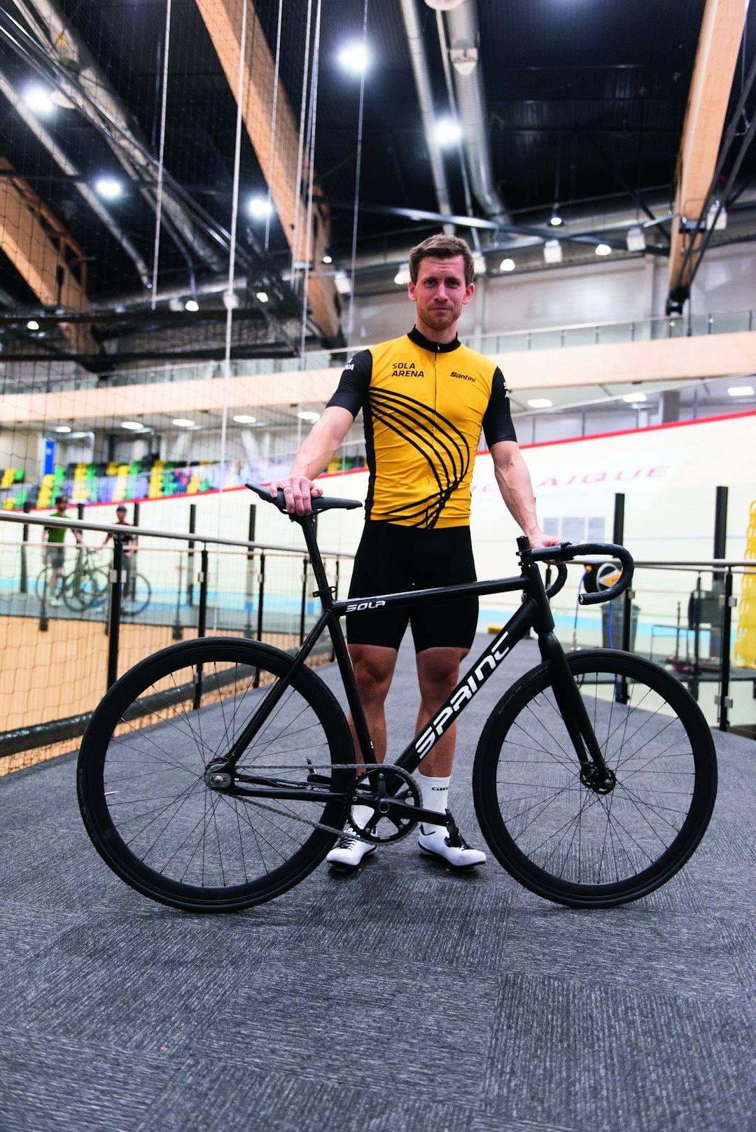 Robust: Sebastian Kartfjord viser stolt frem en av nesten 200 «Sola Sprint. Utleiesykkelen er laget for å tåle juling, men den er skikkelig god å sykle på. 