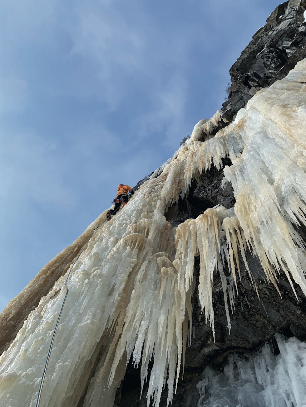Bratt is: Thomas på led på tredje taulengde på Bakkekollen (WI 5+, 4 tl.) sist vinter. Thomas og O’Donnell klatret første gang sammen i Yosemite i 1981 og har hatt mange fine klatreturer sammen i løpet av 40 år. Foto: Michael O’Donnell