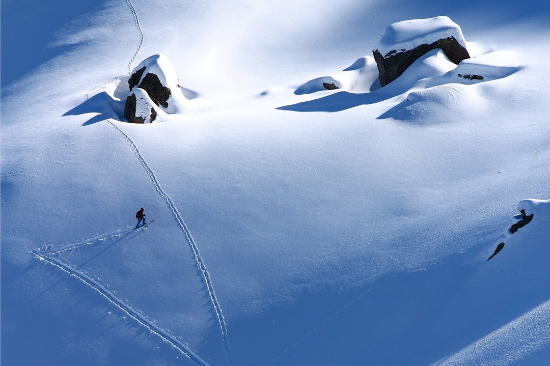 UDELT POSITIV: Turen opp blir raskere, tryggere og triveligere med med et splitboard sammenliknet med truger eller om du går på støvlene. Bilde: Saul Ferguson / Furberg Snowboards 