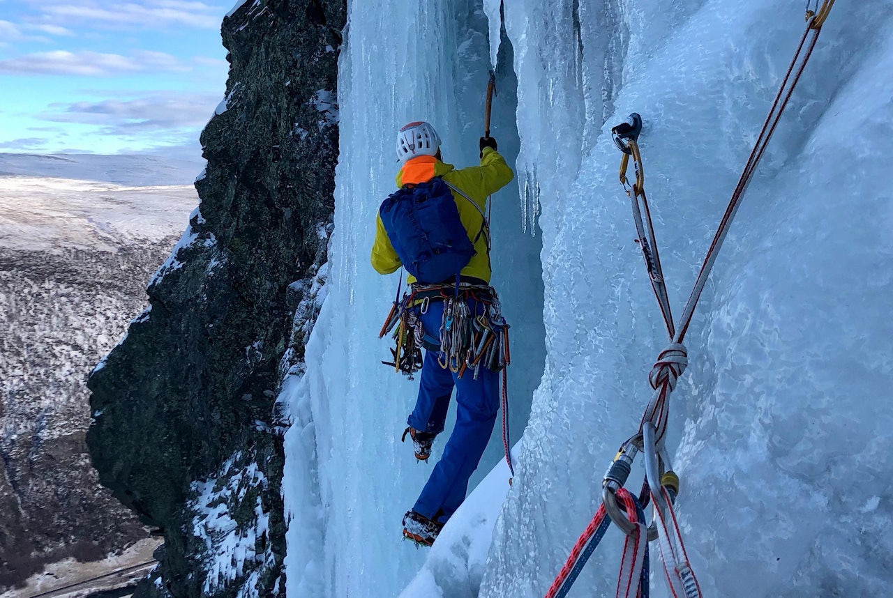 TØFT: Dag Jørund Vik er både først ute i det hele tatt og først i tauet på Tøftfossen i Drivdalen lørdag 13. november. Foto: Trine Bakke