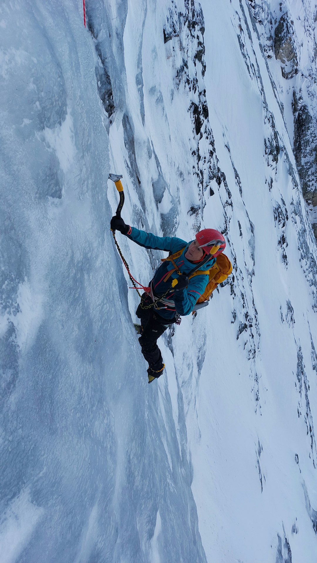 TØFTFOSSEN: Trine Bakke i aksjon på sesongens første isklatretur på Tøftfossen i Drivdalen lørdag 13. november. Foto: Dag Jørund Vik