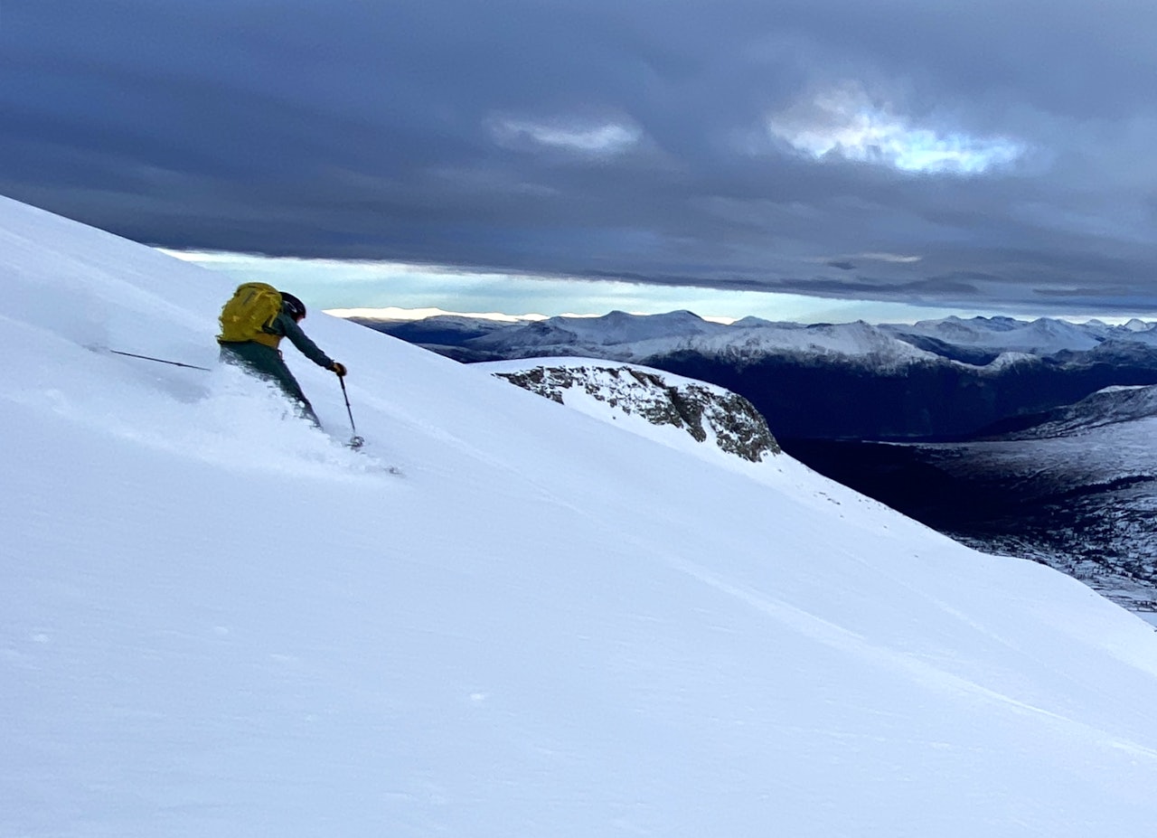 NOVEMBERLYS OG NOVEMBERSNØ: Midten av november 2021 serverte flotte forhold for topptur på Trolltind på Nordmøre. Siv-Elin Skogen koser seg på sin første topptur for sesongen. Foto: Tore Meirik NOVEMBERLYS OG NOVEMBERSNØ: Midten av november 2021 serverte flotte forhold for topptur på Trolltind på Nordmøre. Siv-Elin Skogen koser seg på sin første topptur for sesongen. Foto: Tore Meirik