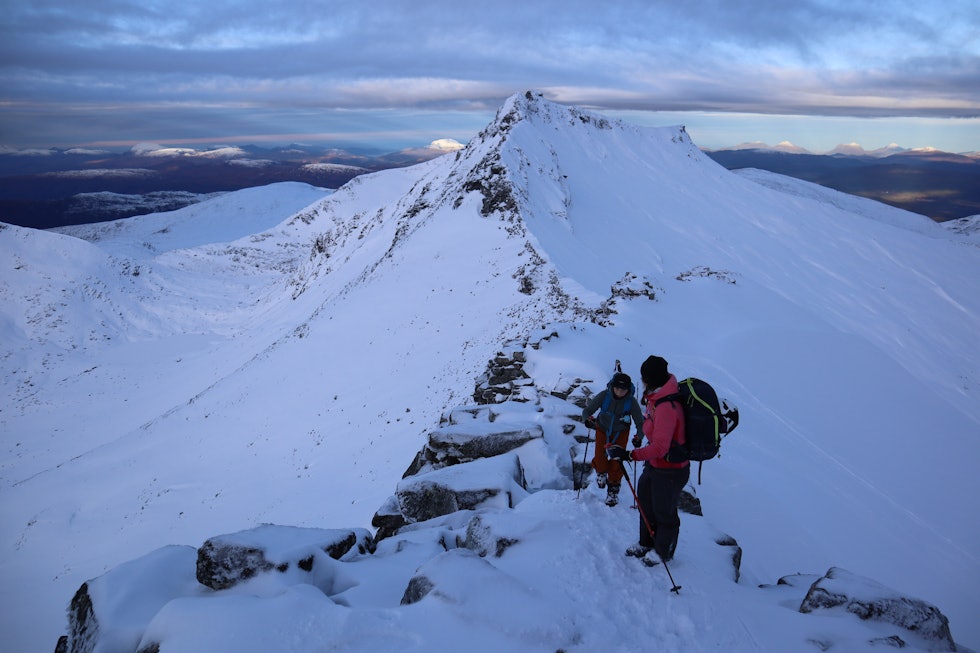 TOPPEN: De siste meterne opp mot Trolltind er bratte og steinete og best egna uten ski på beina. Åbittind og den flotte ryggtraversen i bakgrunnen. Foto: Siv-Elin Skogen TOPPEN: De siste meterne opp mot Trolltind er bratte og steinete og best egna uten ski på beina. Åbittind og den flotte ryggtraversen i bakgrunnen. Foto: Siv-Elin Skogen