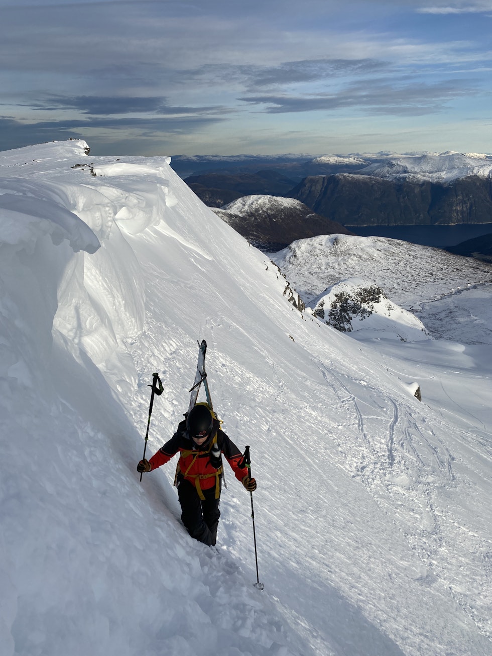 ÅBITTIND: Passering av et bratt heng med skavler er umulig å unngå hvis du skal bestige Åbittind langs vanligste vei opp. Dette er fra søndag 14. november. Foto: Tore Meirik ÅBITTIND: Passering av et bratt heng med skavler er umulig å unngå hvis du skal bestige Åbittind langs vanligste vei opp. Dette er fra søndag 14. november. Foto: Tore Meirik