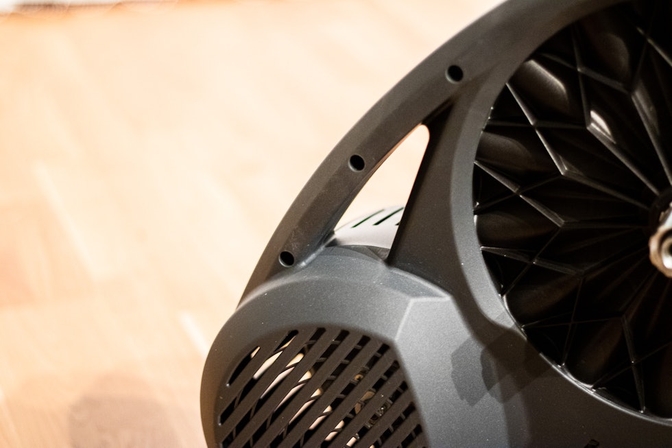 IKKE OPTIMALT: Det er ikke et håndtak, men kan fungere som det. Det er imidlertid ikke helt enkelt å løfte eller flytte Direto XR. elite direto xr, xr-t