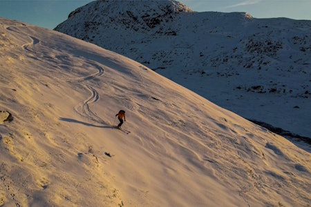 TYNT: Mykt terreng under såla var temmelig avgjørende for at skituren til Simen Berg i det hele tatt skulle la seg gjøre. Bilde: Simens drone TYNT: Mykt terreng under såla var temmelig avgjørende for at skituren til Simen Berg i det hele tatt skulle la seg gjøre. Bilde: Simens drone