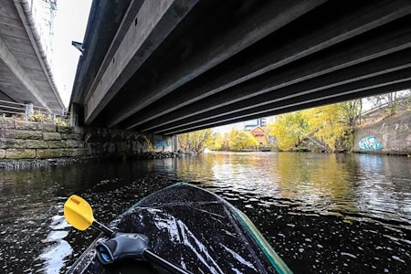 LYSAKERELVA: Packrafting lar deg oppleve steder du neppe ville vurdert å utforske ellers. Her fra under E18 på Lysaker. Foto: Axel Munthe-Kaas Hærland LYSAKERELVA: Packrafting lar deg oppleve steder du neppe ville vurdert å utforske ellers. Her fra under E18 på Lysaker. Foto: Axel Munthe-Kaas Hærland