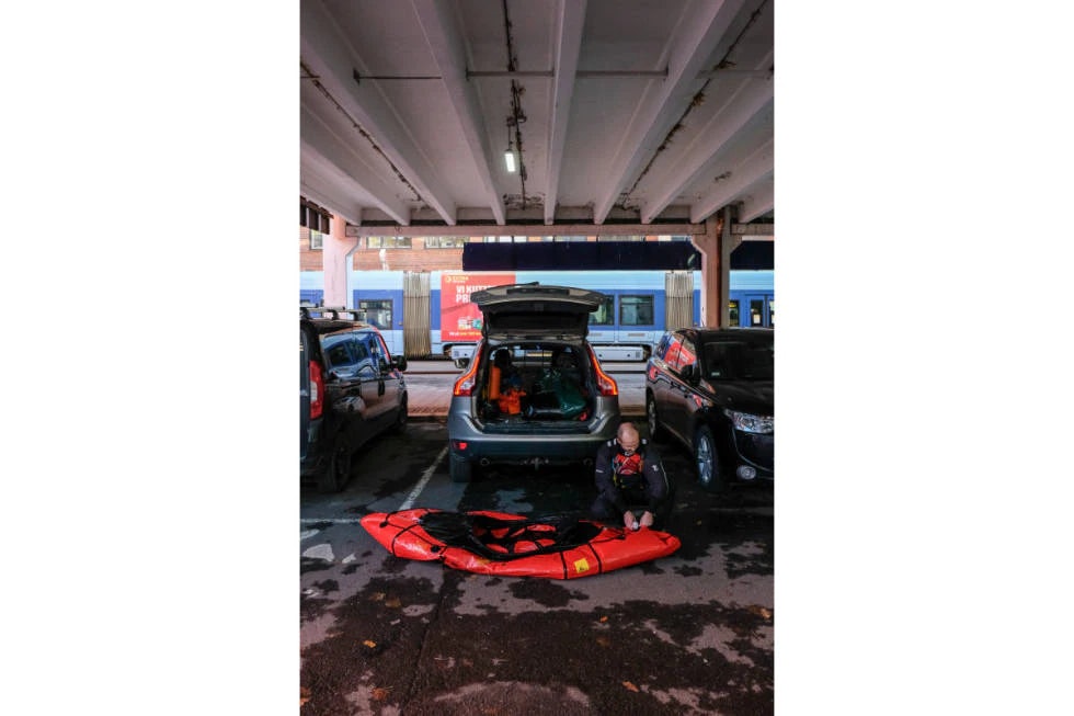 TAR LITEN PLASS: En elektrisk pumpe kommer godt med om du skal pakke sammen og blåse opp båten mange ganger på en dag. Disse er på størrelse med en colaboks, og kan gjøre båten din padledyktig på et minutt eller to. Foto: Axel Munthe-Kaas Hærland