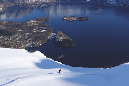 FJORD OG EUROPAVEI: På andre siden av fjorden kan bilistene på E16 kanskje se Kari Sølberg Ellingsen svinge seg ned fra Bruviknipa. Fengselsøya Ulvsnesøy ligger midtfjords. Foto: Henning Skjetne Brunvikipa