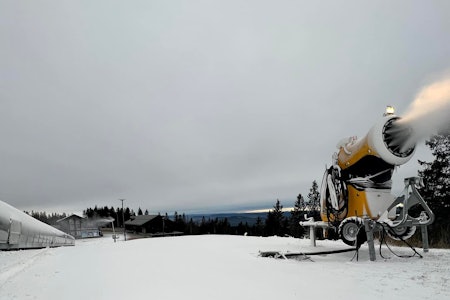 SNØKANON: Her går snøkanonene for første gang i år på Tryvann. Foto: Skimre Oslo Snøkanon Tryvann