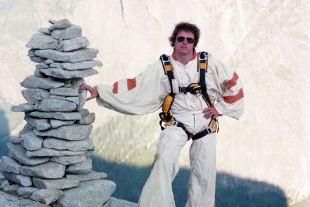 Cool: Thomas Cosgriff på toppen av El Capitan i Yosemite, før han skal kaste seg ut og forhåpentligvis ikke bli arrestert av Park Rangers. 