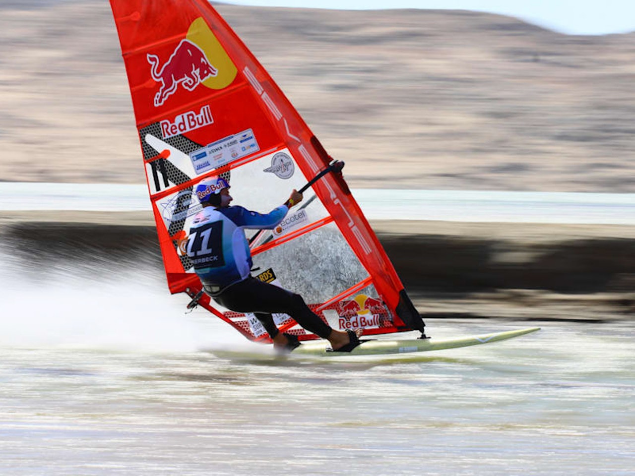 RASK TYPE: Her holder windsurflegenden Bjørn Dunkerbeck en hastighet på 103,68 kilometer i timen i Namibia. Dermed brøt han den magiske 100 km/t-grensen. Foto: Red Bull RASK TYPE: Her holder windsurflegenden Bjørn Dunkerbeck en hastighet på 103,68 kilometer i timen i Namibia. Dermed brøt han den magiske 100 km/t-grensen. Foto: Red Bull
