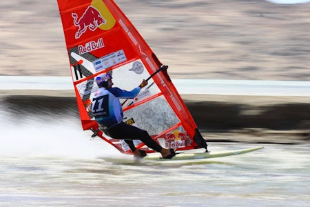 RASK TYPE: Her holder windsurflegenden Bjørn Dunkerbeck en hastighet på 103,68 kilometer i timen i Namibia. Dermed brøt han den magiske 100 km/t-grensen. Foto: Red Bull RASK TYPE: Her holder windsurflegenden Bjørn Dunkerbeck en hastighet på 103,68 kilometer i timen i Namibia. Dermed brøt han den magiske 100 km/t-grensen. Foto: Red Bull