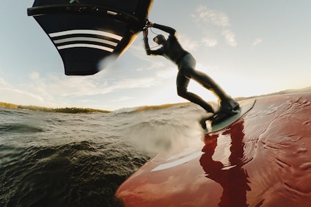 LANGE TURER: Fri Flyts Christian Nerdrum fikk seg en sterk opplevelse på Ørekroken, da bølgene brøt flere hundre meter innover bukta. LANGE TURER: Fri Flyts Christian Nerdrum fikk seg en sterk opplevelse på Ørekroken, da bølgene brøt flere hundre meter innover bukta.