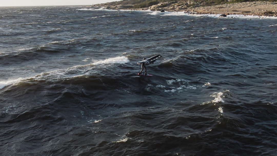 DØNNING: Bølgene på Ørekroken drar seg inn fra havgapet opp holder seg relativt bratte langt innover bukta. Foto: Christian Nerdrum