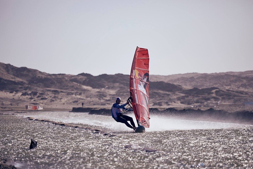 NAMIBIA: «The Ditch» er en 500 meter lang menneskeskapt kanal der vannet holder seg flatt selv når vinden uler. Foto: Severne Sails NAMIBIA: «The Ditch» er en 500 meter lang menneskeskapt kanal der vannet holder seg flatt selv når vinden uler. Foto: Severne Sails